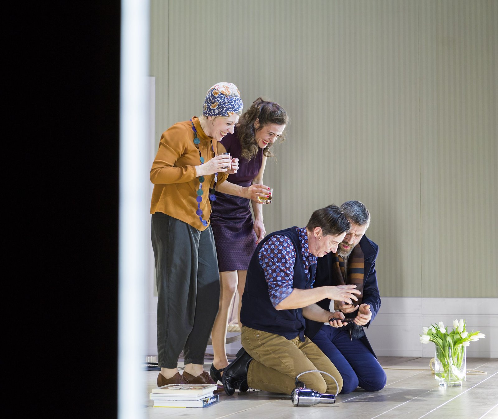 Schauspiel LeipzigDer Gott des GemetzelsYasmina RezaDeutsch von Frank Heibert und Hinrich Schmidt-HenkelLeitung    Regie: Enrico Lübbe    Bühne: Etienne Pluss    Kostüme: Bianca Deigner    Dramaturgie: Torsten Buß    Licht: Ralf RiechertBeset